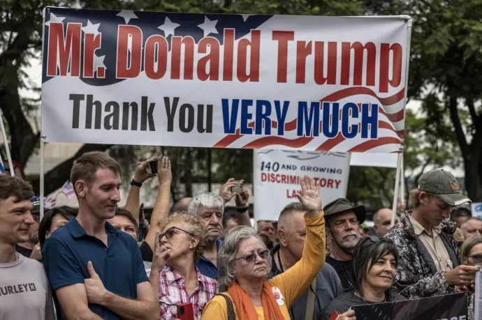 49 fehér afrikánernek adott menedékjogot Trump