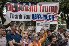 49 fehér afrikánernek adott menedékjogot Trump