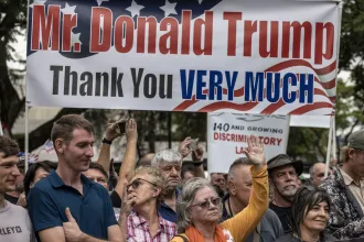 49 fehér afrikánernek adott menedékjogot Trump