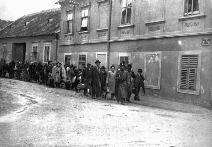Zsidók menetelnek a kőszegi Schey Fülöp utcai gettóból a vasútállomásra 1944. június 18-án, ahonnan Auschwitzba deportálták őket – Fotó: Fortepan