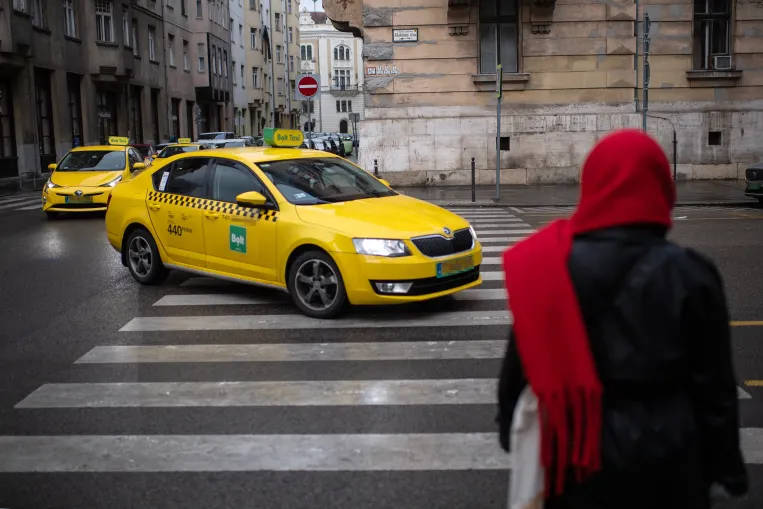 Mennyit keres egy fővárosi taxis az elmaradt tarifaemelések után?
