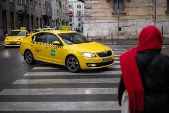 Mennyit keres egy fővárosi taxis az elmaradt tarifaemelések után?