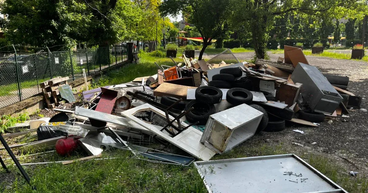 Kövér kupac illegális szemetet mutat meg a XIII. kerület egy telken elrettentésül