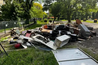 Kövér kupac illegális szemetet mutat meg a XIII. kerület egy telken elrettentésül