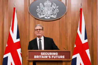A brit kormány szigorítja a bevándorlási szabályokat, már nem elég öt évig Angliában élni a letelepedéshez