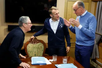Egy álhírben drogcsomagnak állították be Macron használt zsebkendőjét