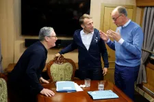 Egy álhírben drogcsomagnak állították be Macron használt zsebkendőjét