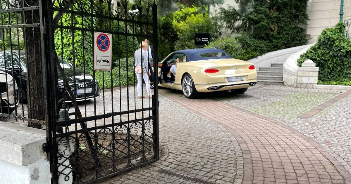 Várkonyi Andrea most egy több mint százmilliós Bentley-vel hajtott budapesti cégéhez