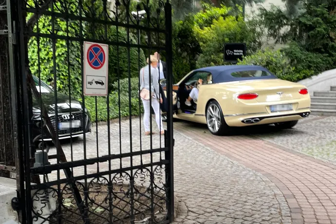 Várkonyi Andrea most egy több mint százmilliós Bentley-vel hajtott budapesti cégéhez