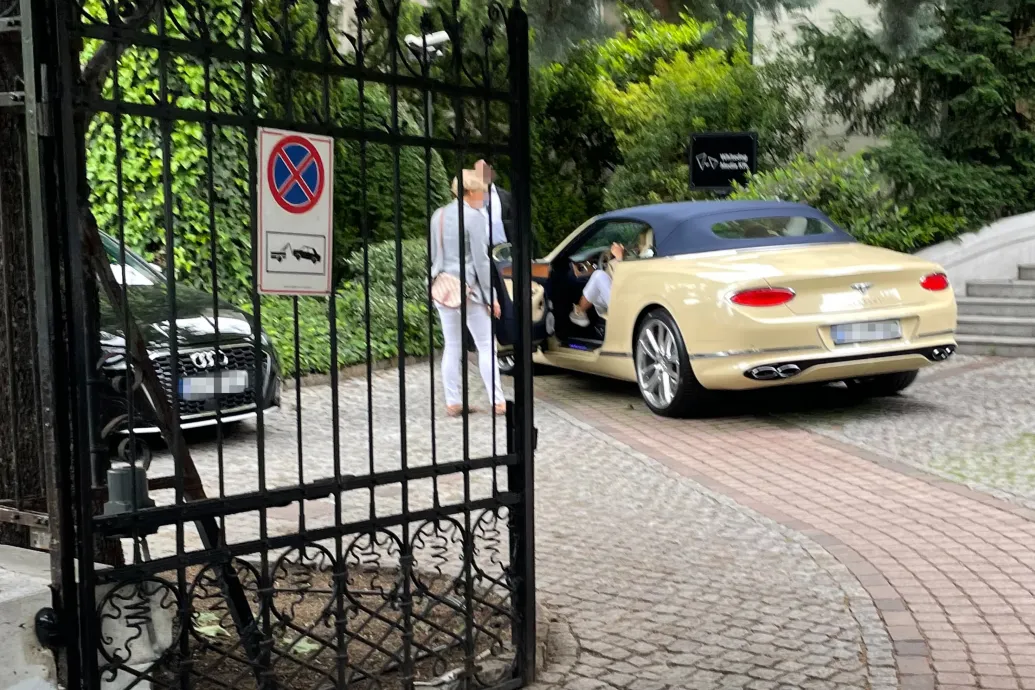 Várkonyi Andrea most egy több mint százmilliós Bentley-vel hajtott budapesti cégéhez