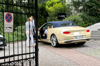 Várkonyi Andrea most egy több mint százmilliós Bentley-vel hajtott budapesti cégéhez