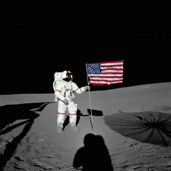 Shepard kitűzi az amerikai zászlót a Holdon az Apollo–14 küldetés során 1971-ben – Fotó: NASA / Corbis / Getty Images
