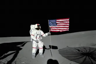 Az első amerikai űrhajós egy hatástalan műtétnek köszönhette, hogy a legidősebb holdra szálló lett belőle