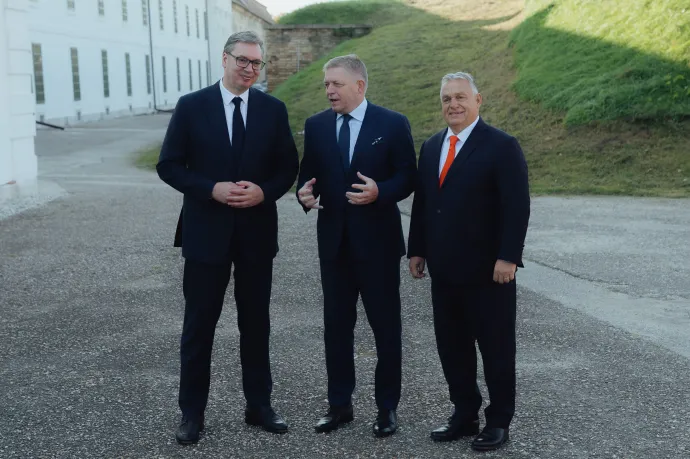 Aleksandar Vucic szerb elnök, valamint Robert Fico szlovák és Orbán Viktor magyar kormányfő (b-j) a révkomáromi migrációs csúcstalálkozón 2024. október 22-én – Fotó: Robert Nemeti / Anadolu / Getty Images