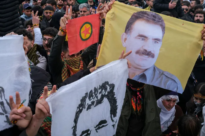 Abdullah Öcalan portréit tartják kurd fiatalok a perzsa újév, a noruz egyik ünnepségén 2025. március 21-én Diyarbakırban, Törökország Délkelet-anatóliai régiójában – Fotó: Bilal Seckin / SOPA Images / LightRocket / Getty Images