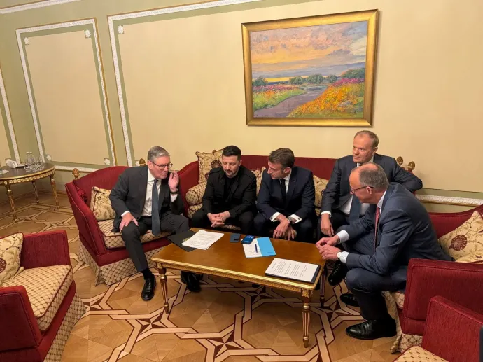 Keir Starmer brit miniszterelnök, Volodimir Zelenszkij ukrán elnök, Emmanuel Macron francia elnök, Friedrich Merz német kancellár és Donald Tusk lengyel miniszterelnök telefonon beszél Donald Trump amerikai elnökkel Kijevben, 2025. május 10-én – Fotó: Ukrainian Foreign Ministry / Reuters