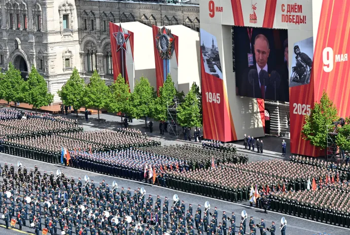 Vlagyimir Putyin orosz elnök képe az óriáskivetítőn a II. világháborúban a náci Németország felett aratott győzelem 80. évfordulójának alkalmából tartott győzelem napi díszszemlén a moszkvai Vörös téren 2025. május 9-én – Fotó: Makszim Bogodvid / Ria Novosztyi / EPA / MTI