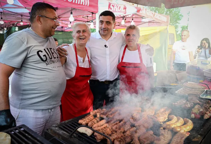 George Simion micsfüstben kampányol Alexandriában 2025. május 1-jén – Fotó: Daniel Mihailescu / AFP