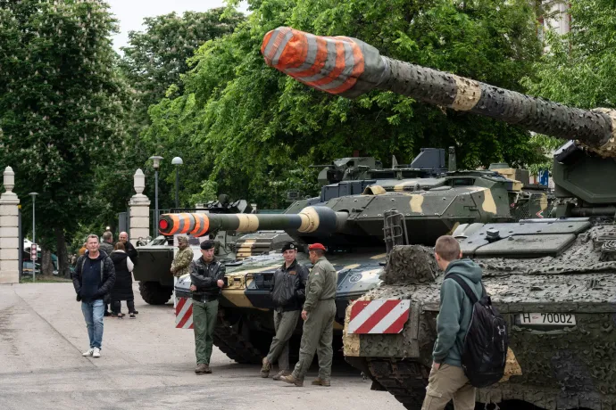 Harcjárművek dübörögtek Budapest utcáin szombat este, a HM megválaszolta, mit csináltak