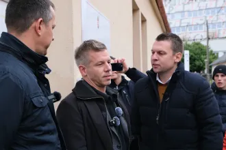 Menczer Tamás a Külügyminisztériumban gyártja a Magyar Péteres videóit
