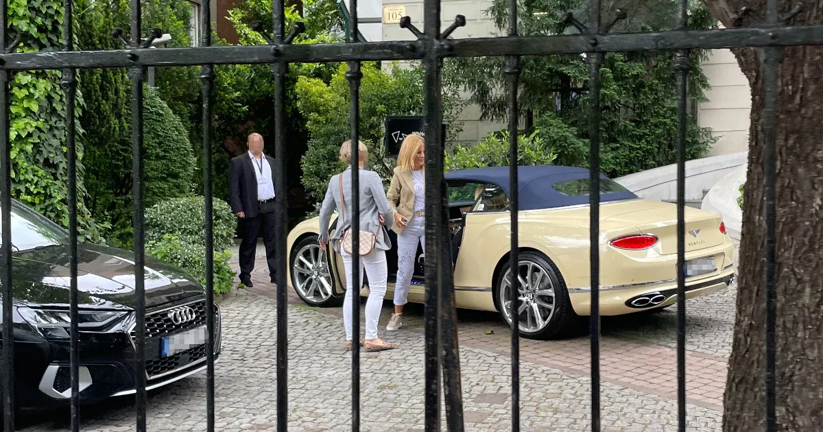 Várkonyi Andrea egymilliós nadrágban szállt ki a több mint százmilliós Bentley-ből