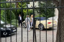Várkonyi Andrea egymilliós nadrágban szállt ki a több mint százmilliós Bentley-ből