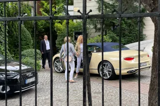 Várkonyi Andrea egymilliós nadrágban szállt ki a több mint százmilliós Bentley-ből