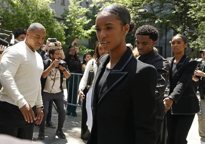 Sean „Diddy” Combs gyerekei érkeznek a manhattani bíróságon tartott tárgyalásra, 2025. május 12-én New Yorkban – Fotó: John Lamparski / Getty Images / AFP