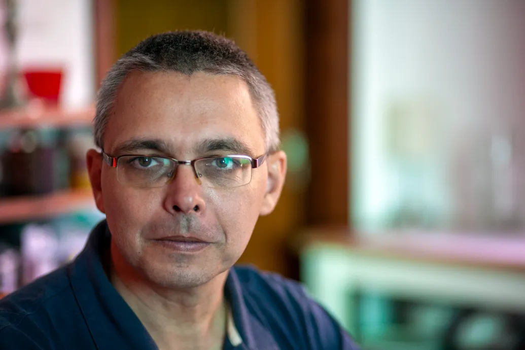 Dragomán György szerint felelősen gondolkodó magyar politikus nem támogathatja Geroge Simiont