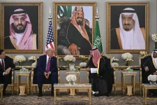 Donald Trump megérkezett Szaúd-Arábiába, elkezdődött a második hivatali idejének első nagy nemzetközi útja
