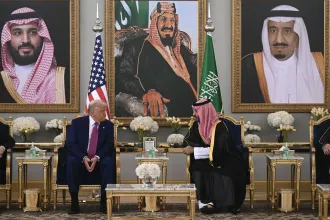 Donald Trump megérkezett Szaúd-Arábiába, elkezdődött a második hivatali idejének első nagy nemzetközi útja