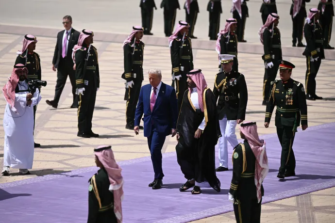 Doanld Trump amerikai elnök és Mohammed bin Szalmán szaúdi koronaherceg 2025. május 13-án a rijádi repülőtéren – Fotó: Brendan Smialowski / AFP
