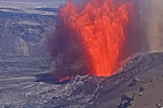 Ritka látványos lávaszökőkutakat produkál a hawaii vulkánkitörés, és ki tudja, hol a vége