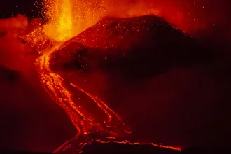 Megint kitört az Etna, több száz méter magasba köpködte a lávacafatokat