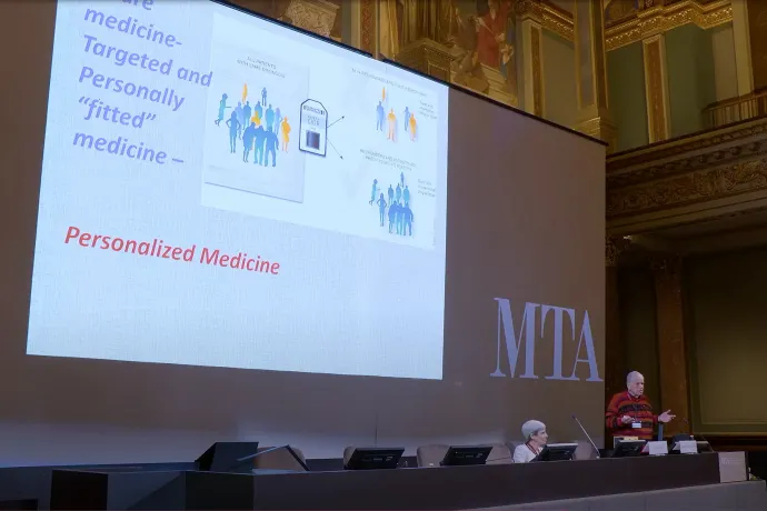 Aaron Ciechanover kémiai Nobel-díjas az MTA előadásán – Forrás: MTA 1825 / YouTube