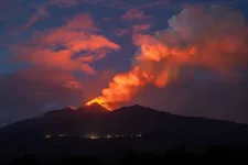 Megint kitört az Etna, több száz méter magasba köpködte a lávacafatokat