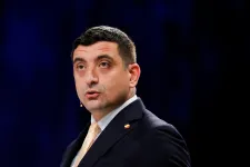 Orbán dicsérő szavaival kampányol a román szélsőjobboldali elnökjelölt, George Simion