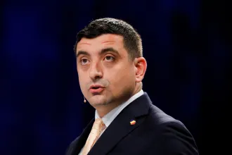Orbán dicsérő szavaival kampányol a román szélsőjobboldali elnökjelölt, George Simion