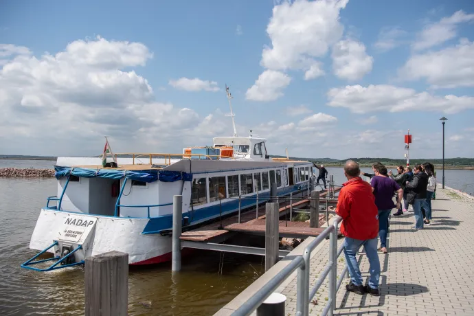 Indulni készül a turistahajó a gárdonyi mólónál – Fotó: Bődey János / Telex