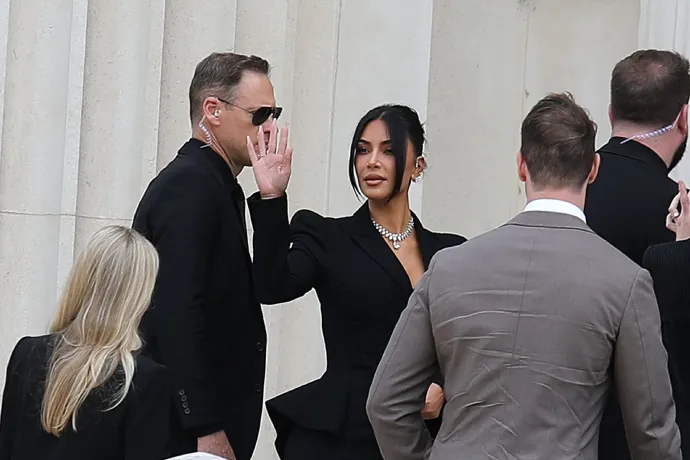 „Babáim vannak, haza kell jutnom hozzájuk” – Kim Kardashian az életéért könyörgött, mikor fegyvert fogtak rá