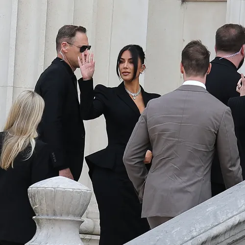 „Babáim vannak, haza kell jutnom hozzájuk” – Kim Kardashian az életéért könyörgött, mikor fegyvert fogtak rá