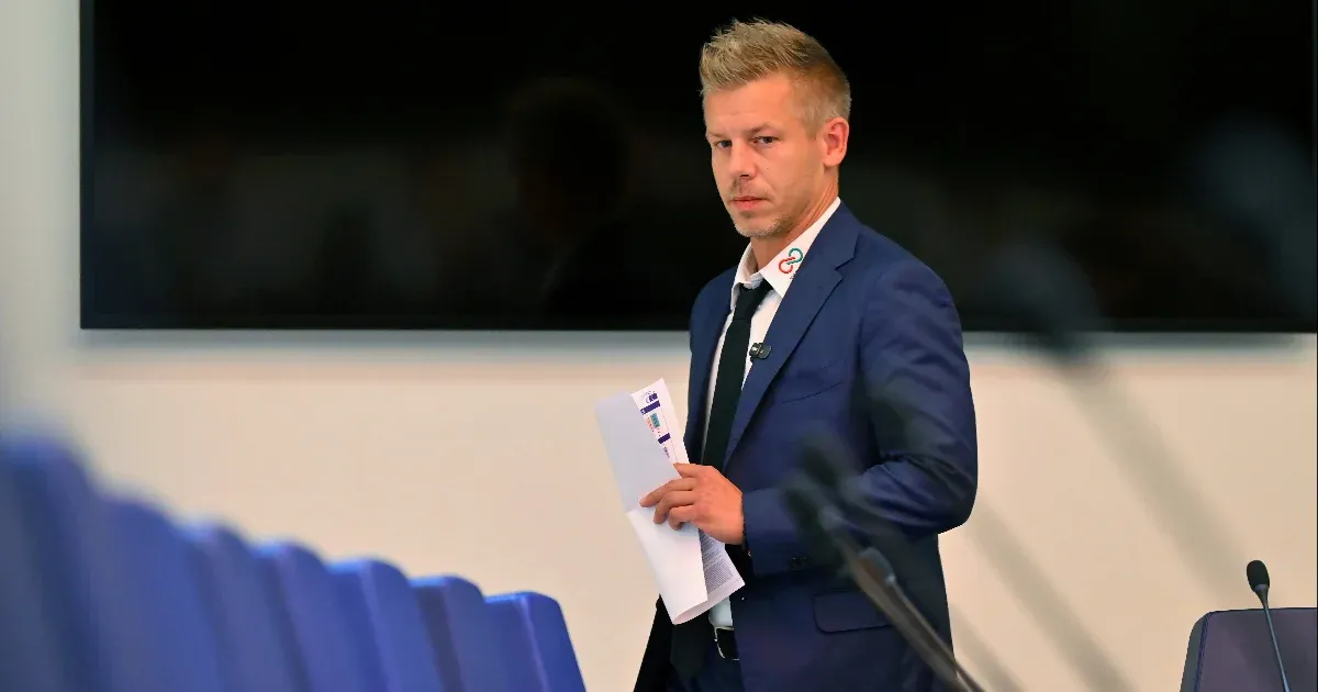 Magyar Péter feljelenti Orbán Viktort a titkosszolgálatokkal kapcsolatos vádak miatt