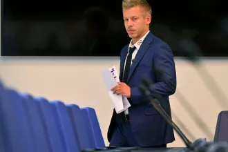 Magyar Péter feljelenti Orbán Viktort a titkosszolgálatokkal kapcsolatos vádak miatt