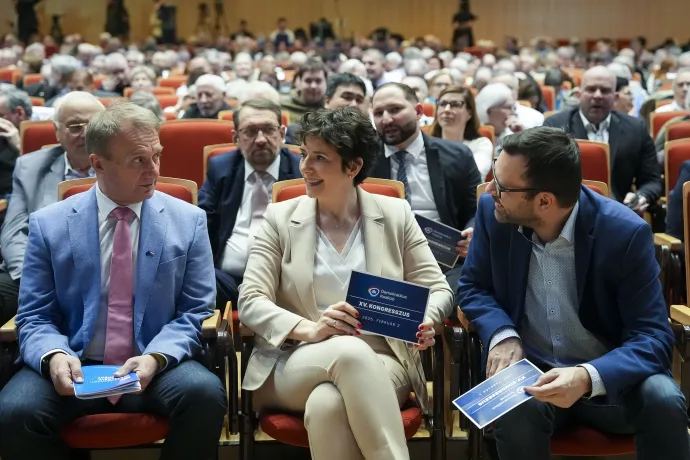 Varju László alelnök, Dobrev Klára és Molnár Csaba, a DK EP-képviselői a Demokratikus Koalíció tisztújító kongresszusán, a Budapest Kongresszusi Központban, 2025. február 2-án – Fotó: Hegedüs Róbert / MTI