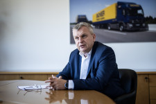A logisztikában, csakúgy, mint a repülésben, két lépéssel előre kell gondolkozni