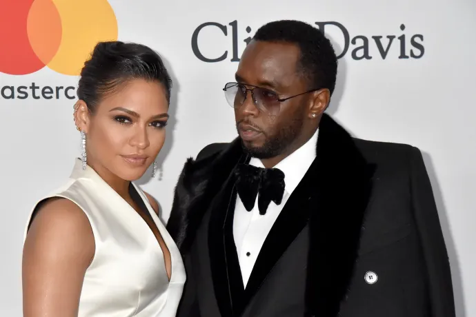P. Diddy megalázta és verte volt barátnőjét, és idegen férfiakkal kényszerítette szexre