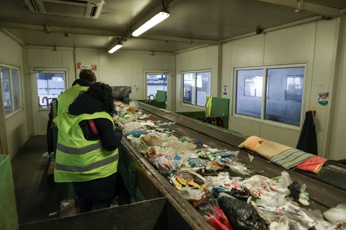 Hulladékválogató szalag a Hamburger Recycling Hungary Kft. üzemében – Fotó: Melegh Noémi Napsugár / Telex