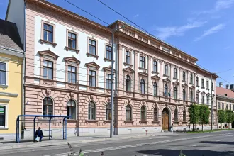 Bűnügyi felügyelet alá helyezték az orvost, aki húsvéthétfőn majdnem elgázolt egy rendőrt