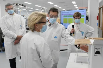 Elmeszelték a döntést, amivel nem adták ki Von der Leyen pfizeres sms-eit
