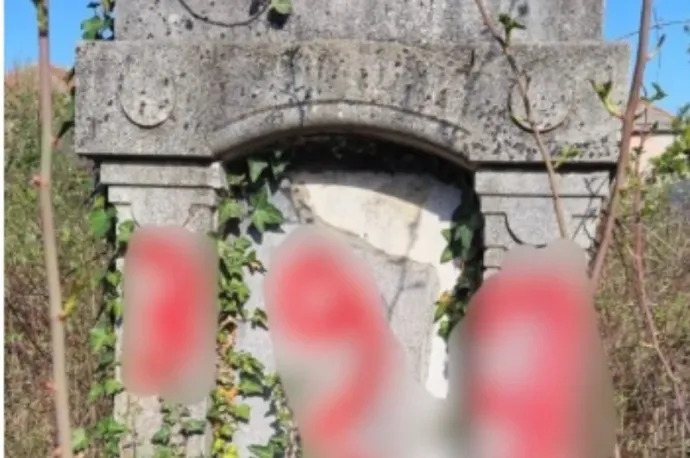 Neonáci fiatalok rongáltak meg zsidó sírhelyeket Arad megyében
